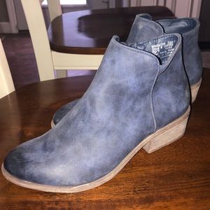 Hot Tomato blue-gray ankle boots. Size 7.